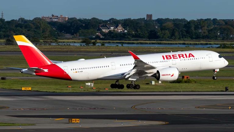 De la nube a la tierra: cómo reservar un vuelo a Sevilla fácilmente